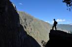Caminhando na trilha da ponte em Machu Picchu, no Peru